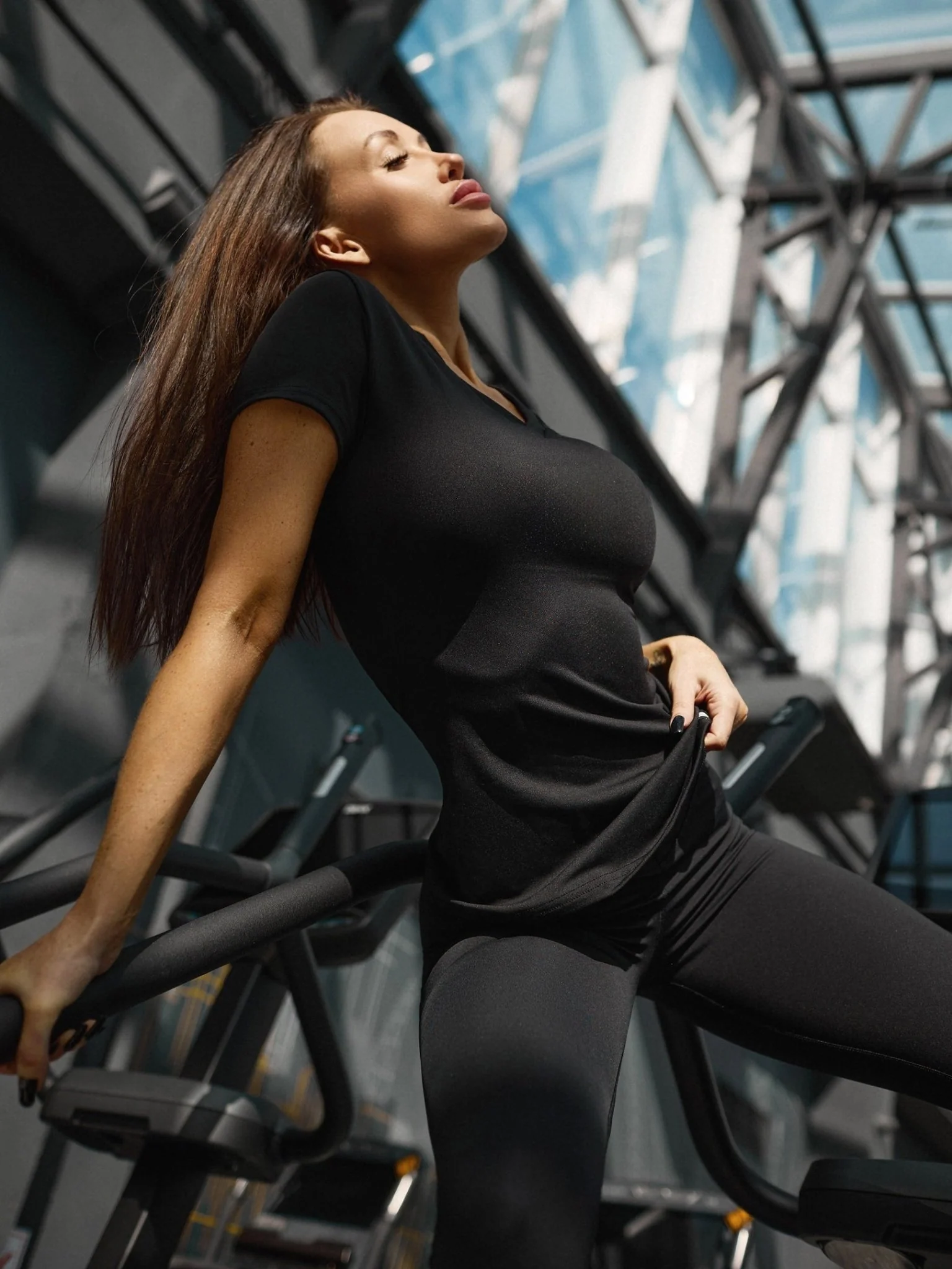 V-Shirt Black - Image 4